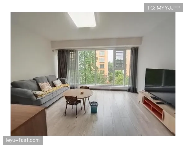 恩佐·费尔南德斯把豪宅客厅当自拍背景，我在评论区默默数房贷